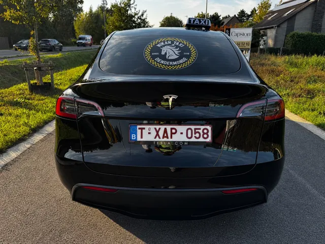 Nikan Taxi Dendermonde - zwarte elektrische Tesla taxi met Nikan Taxi logo