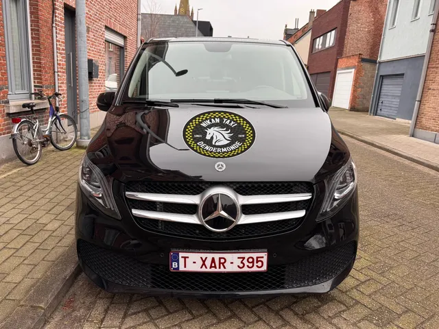 Nikan Taxi Services - Mercedes Van met logo belettering, gereed voor groepsvervoer en luxe vervoer, ook geschikt voor luchthavenvervoer